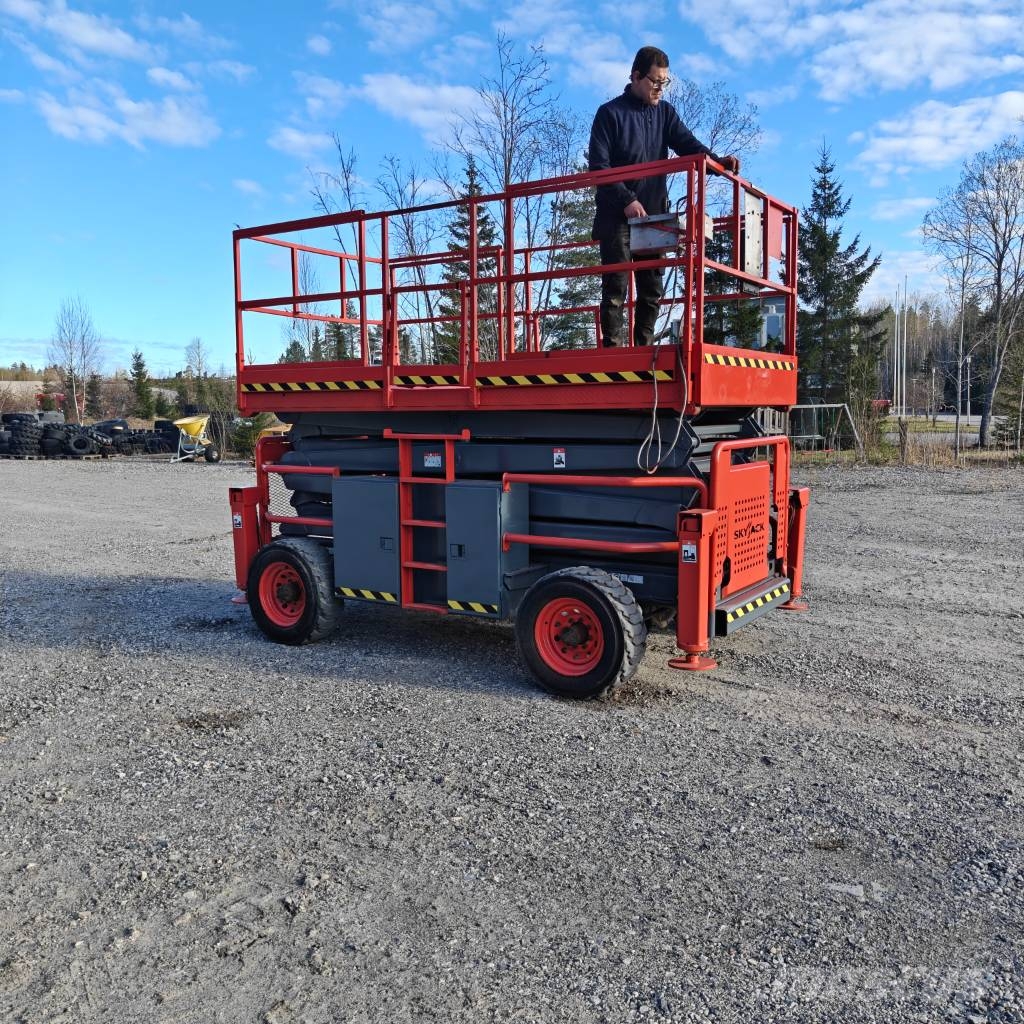 SkyJack SJ 8841 RT رافعات مقصية الشكل