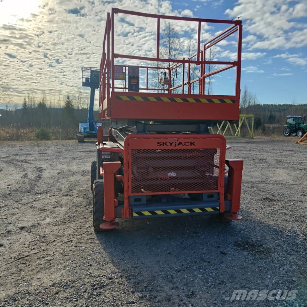 SkyJack SJ 8841 RT رافعات مقصية الشكل