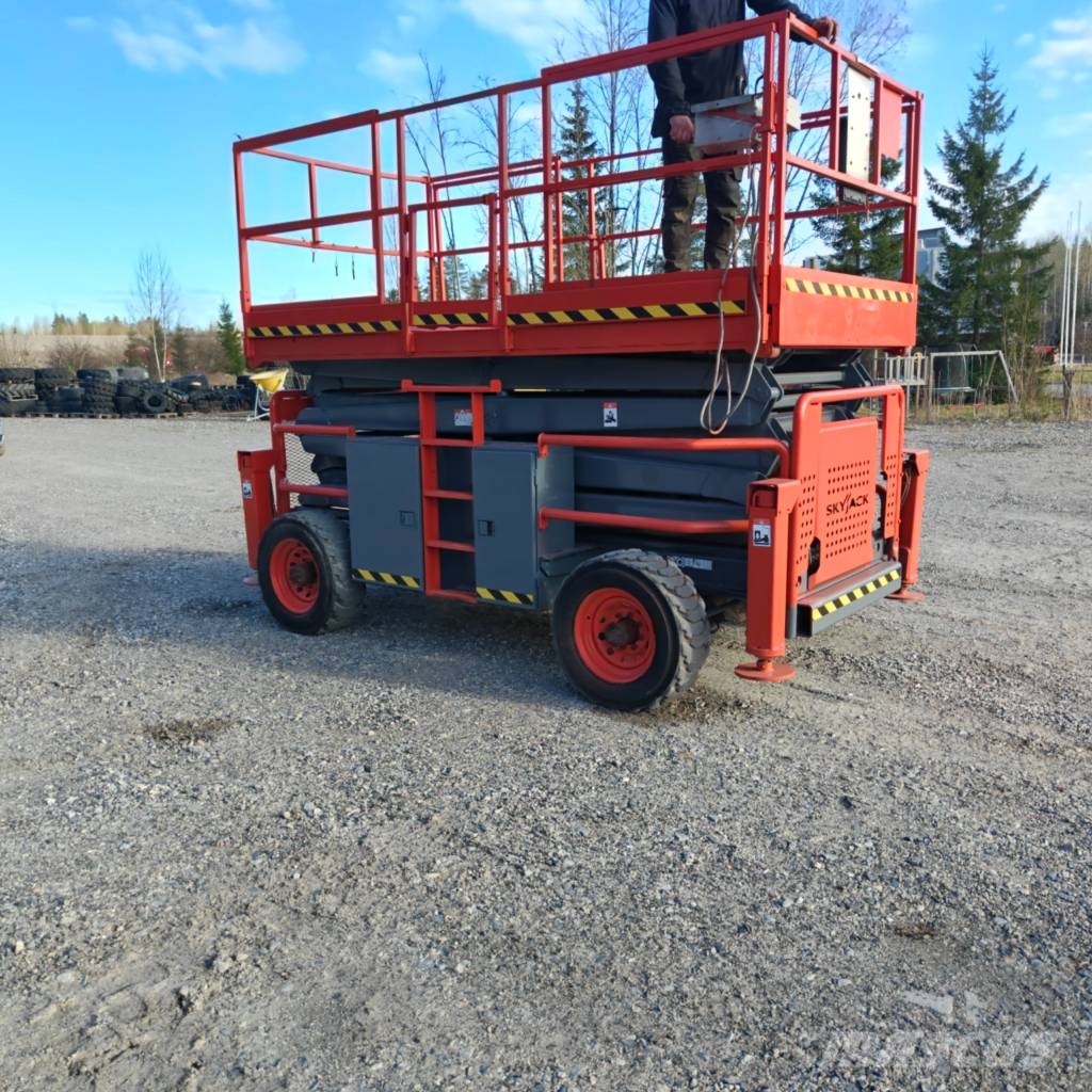 SkyJack SJ 8841 RT رافعات مقصية الشكل