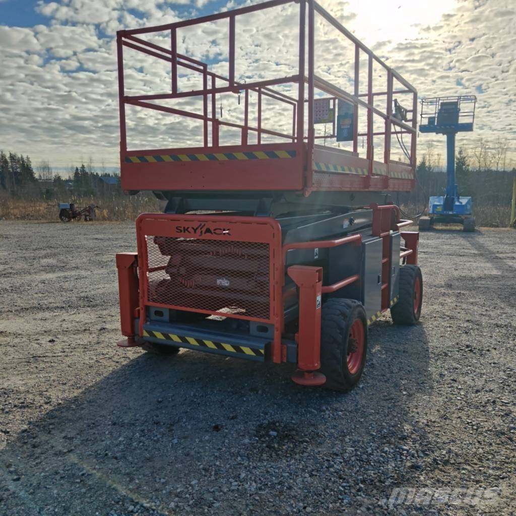 SkyJack SJ 8841 RT رافعات مقصية الشكل