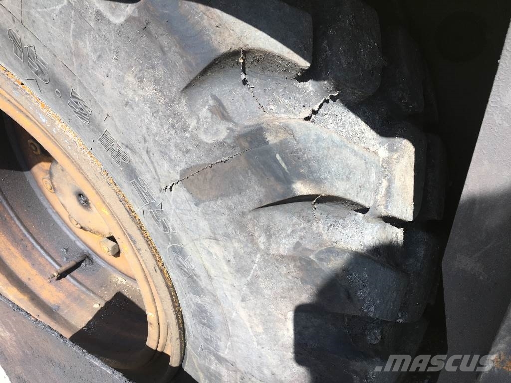 Mitsubishi MF61WD アスファルトフィニッシャ