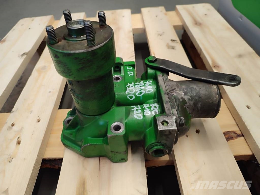 John Deere Water pump R518575 John Deere 7610 Mootorid