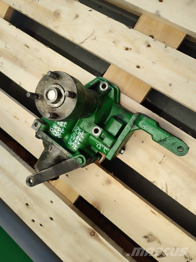 John Deere Water pump R518575 John Deere 7610 Mootorid