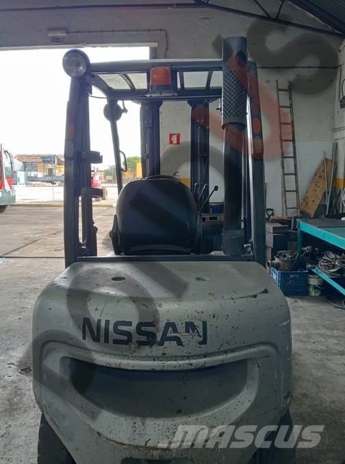 Nissan FGD02A30Q Ретрак/ Високоповдигач с изместване на вилката напред