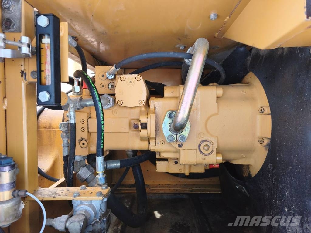 CAT M 318 Wielgraafmachines
