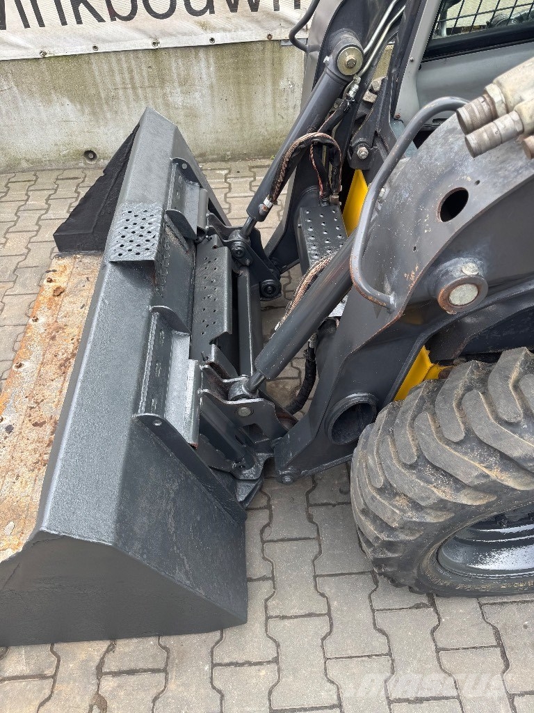 New Holland L218 Skid steer loaders