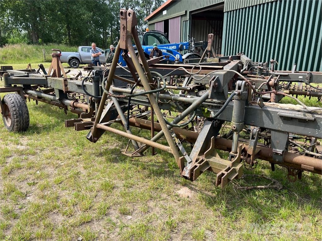Fortschritt Kopplungswagen T 890 mit Eggen Sonstige Landmaschinen