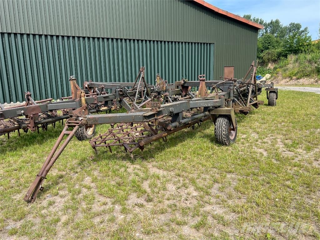 Fortschritt Kopplungswagen T 890 mit Eggen Sonstige Landmaschinen