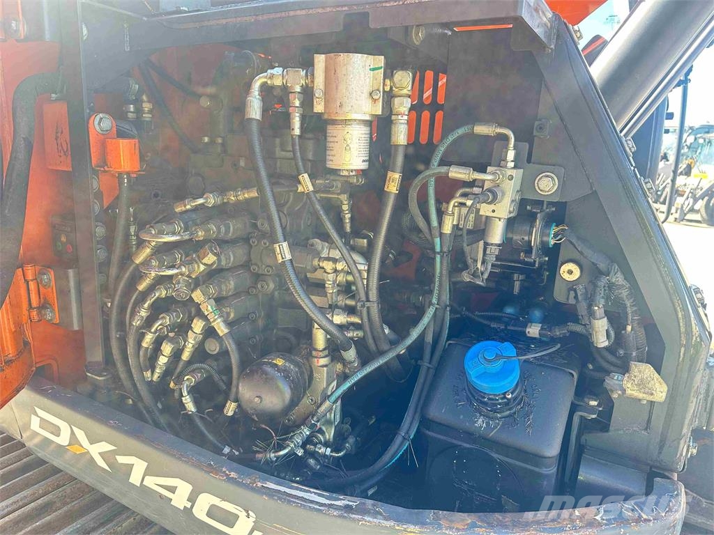Doosan DX140LCR-5 履带挖掘机