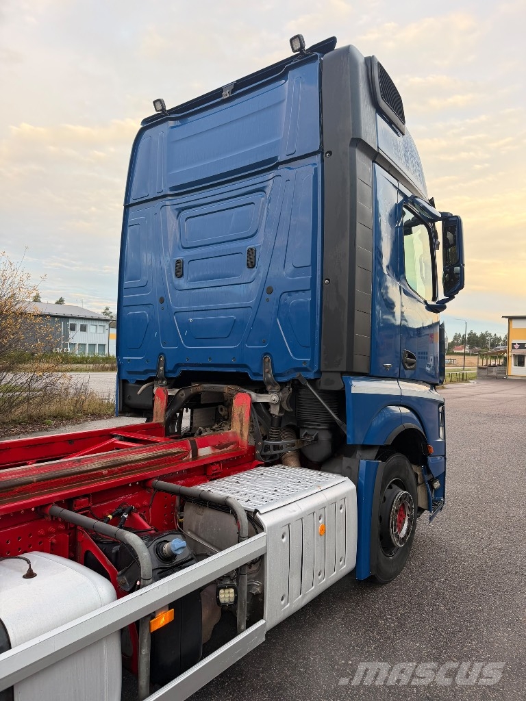 Mercedes-Benz 2551 Camion portacontainer