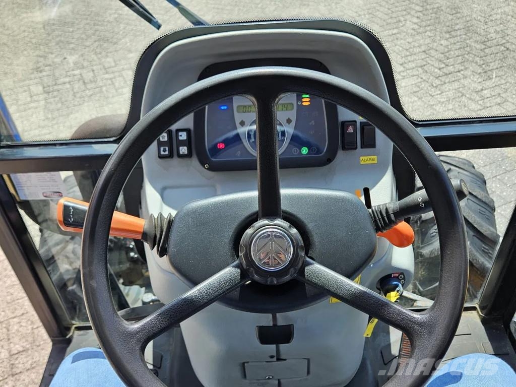 New Holland Boomer 3050 met Bos Maaiarm コンパクトトラクター