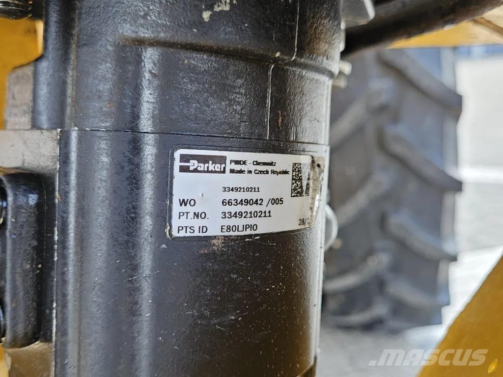 New Holland Boomer 3050 met Bos Maaiarm コンパクトトラクター