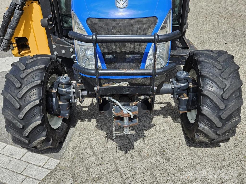 New Holland Boomer 3050 met Bos Maaiarm コンパクトトラクター