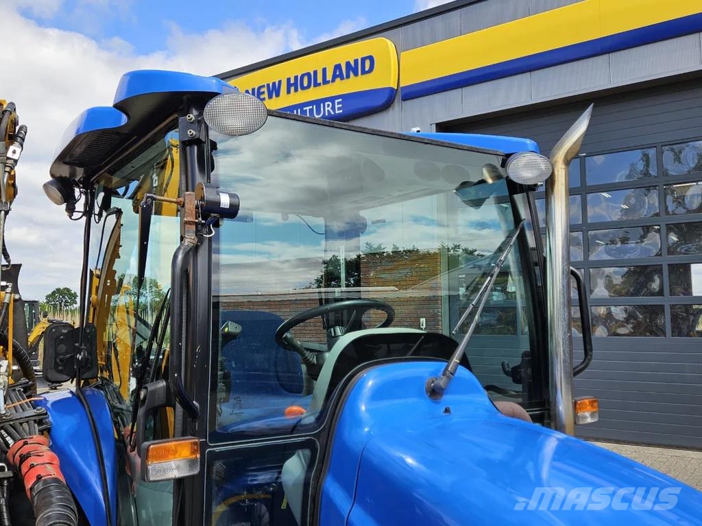 New Holland Boomer 3050 met Bos Maaiarm コンパクトトラクター