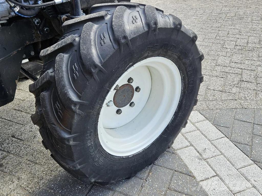 New Holland Boomer 3050 met Bos Maaiarm コンパクトトラクター