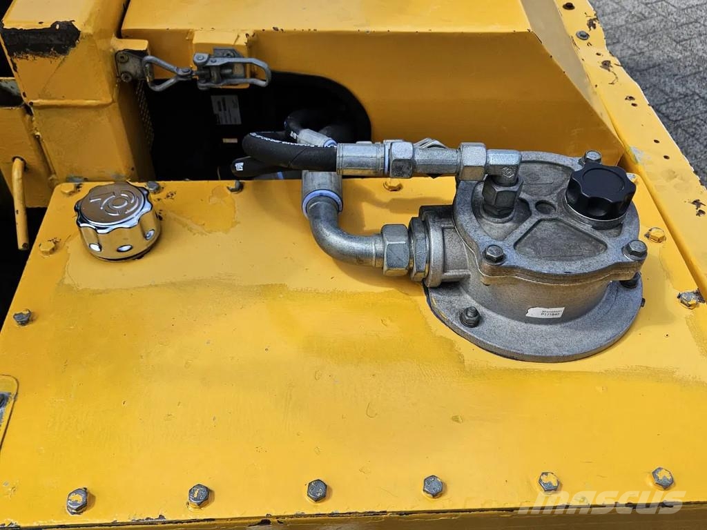 New Holland Boomer 3050 met Bos Maaiarm コンパクトトラクター