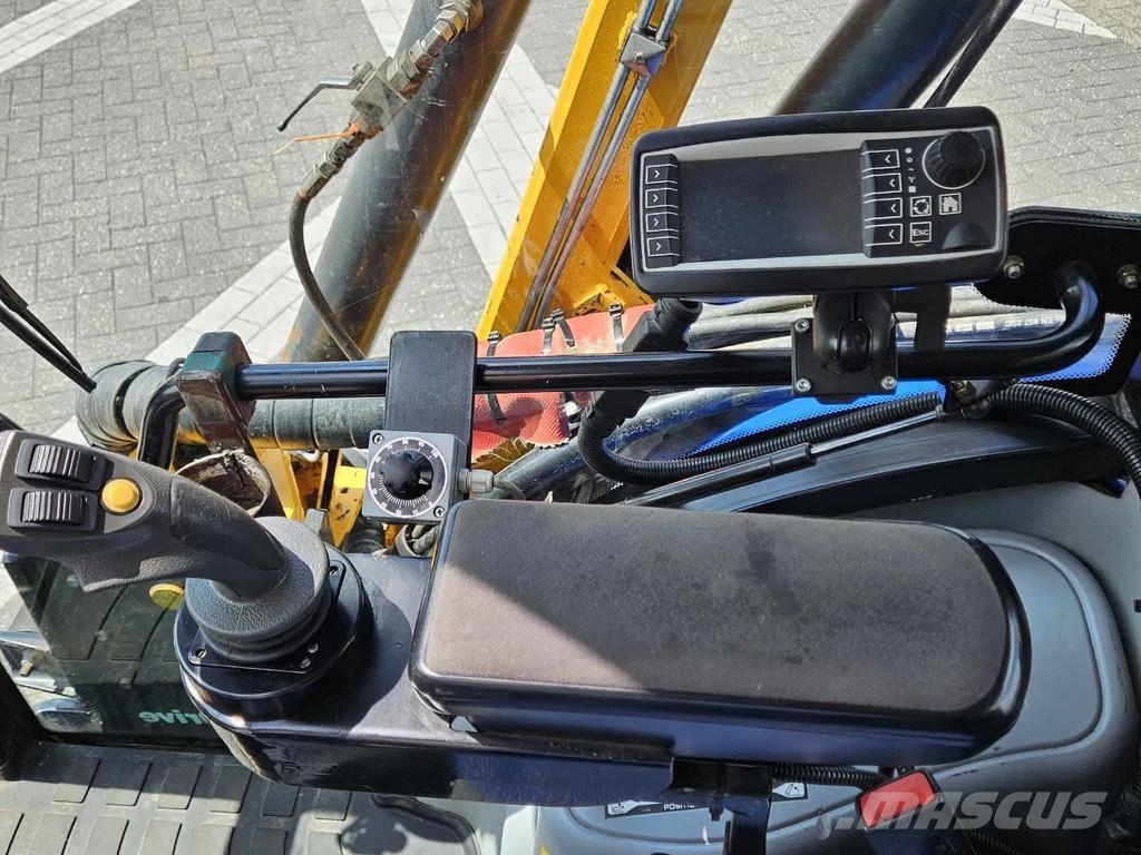 New Holland Boomer 3050 met Bos Maaiarm コンパクトトラクター
