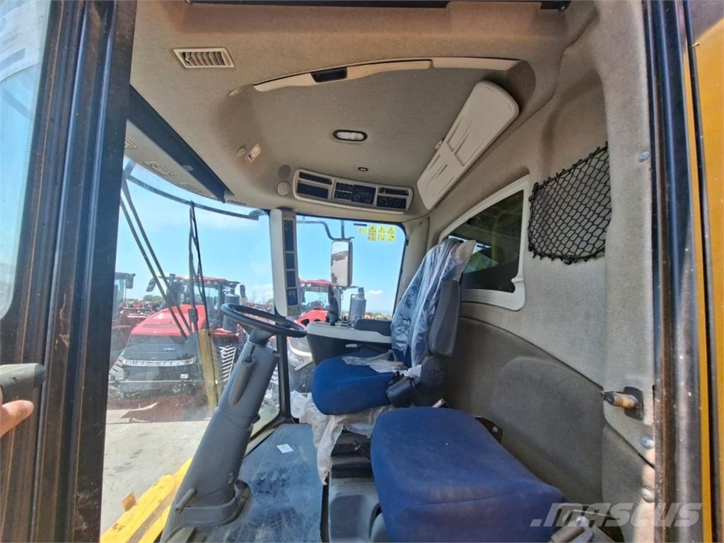 New Holland TC580 și Heder 5.4 m + cărucior حصادات