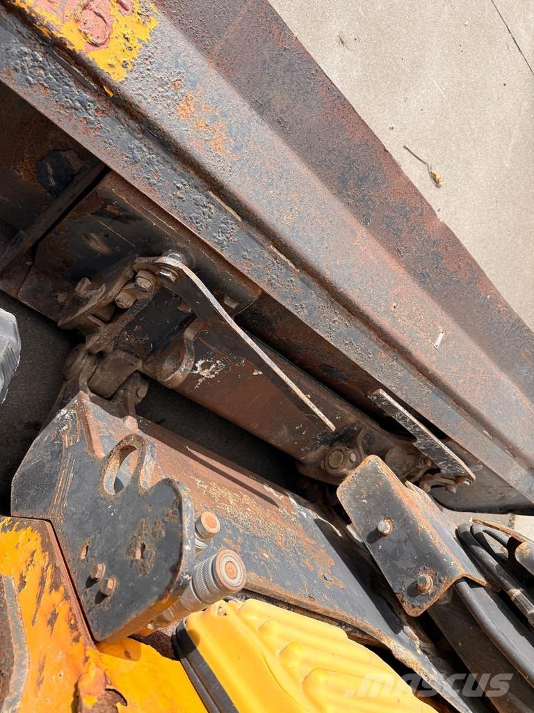 JCB 180T لوادر انزلاقية التوجيه