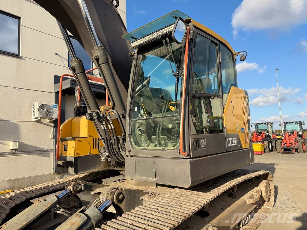 Volvo ECR 235 E Paletli ekskavatörler