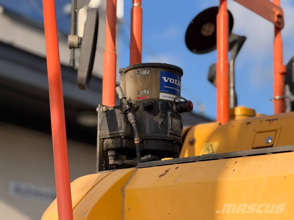 Volvo ECR 235 E Paletli ekskavatörler