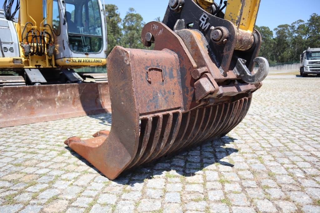New Holland Kobelco E135BSR-2 حفارات زحافة