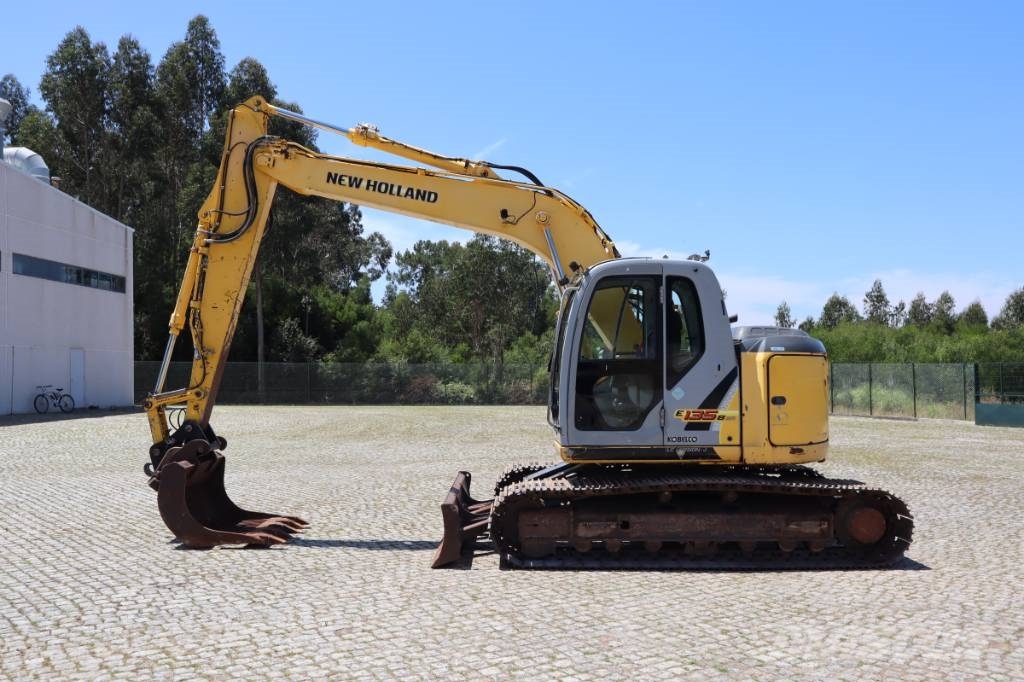 New Holland Kobelco E135BSR-2 حفارات زحافة
