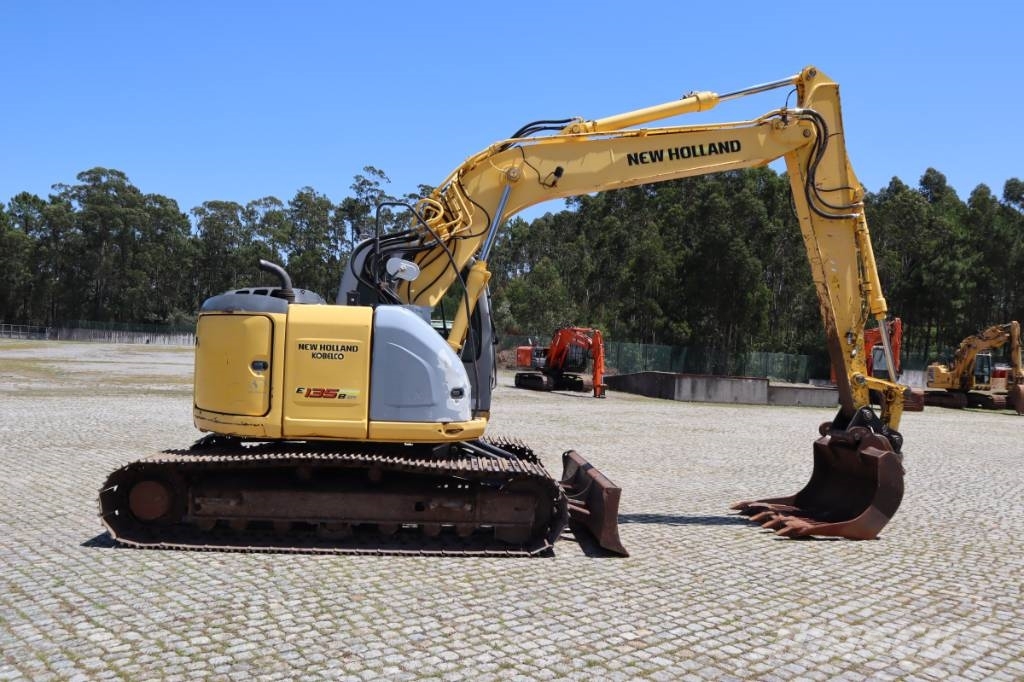 New Holland Kobelco E135BSR-2 حفارات زحافة