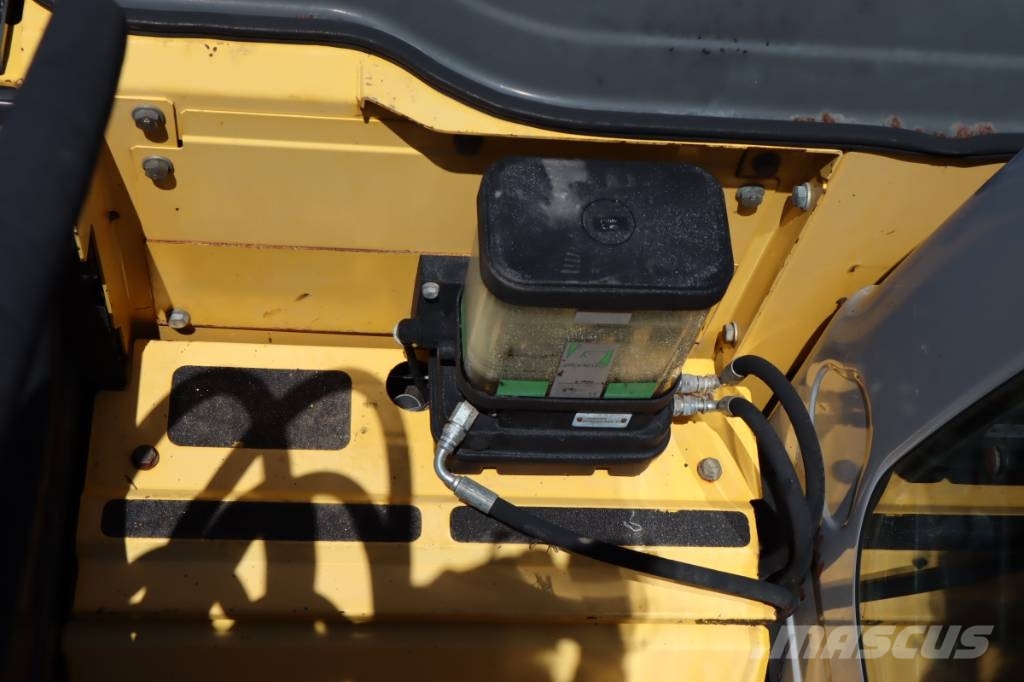New Holland Kobelco E135BSR-2 حفارات زحافة