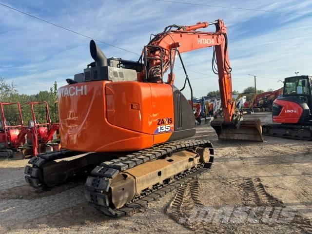 Hitachi ZX 135 US-6 حفارات زحافة