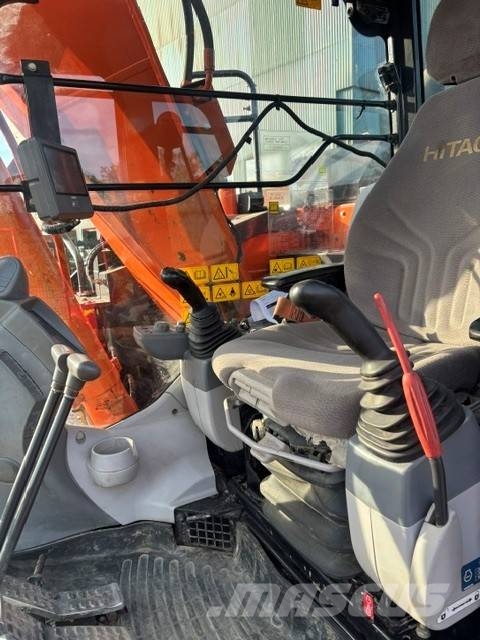Hitachi ZX 135 US-6 حفارات زحافة
