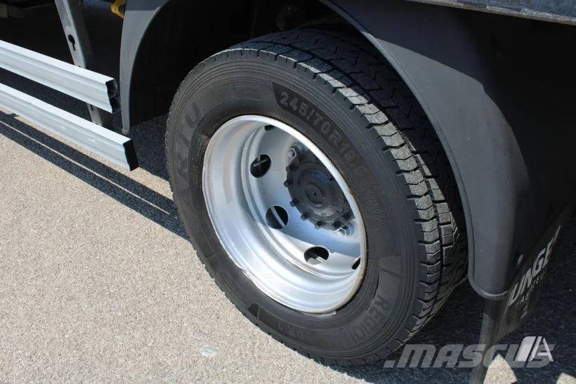 Renault D 240--002-LONAS شاحنات ذات هيكل صندوقي