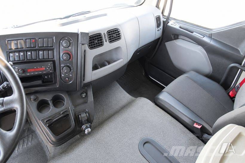 Renault D 240--002-LONAS شاحنات ذات هيكل صندوقي