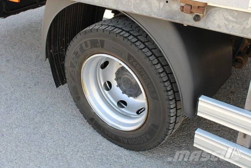 Renault D 240--002-LONAS شاحنات ذات هيكل صندوقي