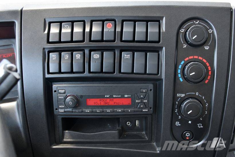 Renault D 240--002-LONAS شاحنات ذات هيكل صندوقي