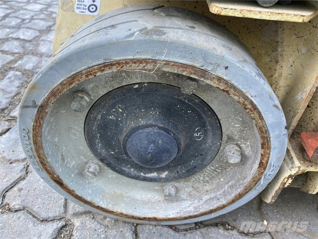 JLG 1230ES Vertikálne stĺpové výťahy