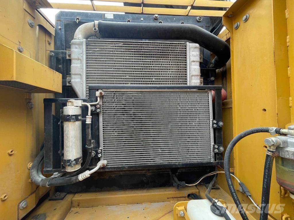 CAT 323 D Vikšriniai ekskavatoriai