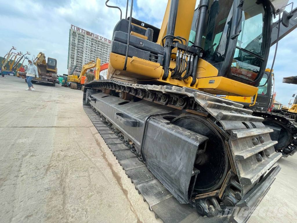 CAT 323 D Vikšriniai ekskavatoriai