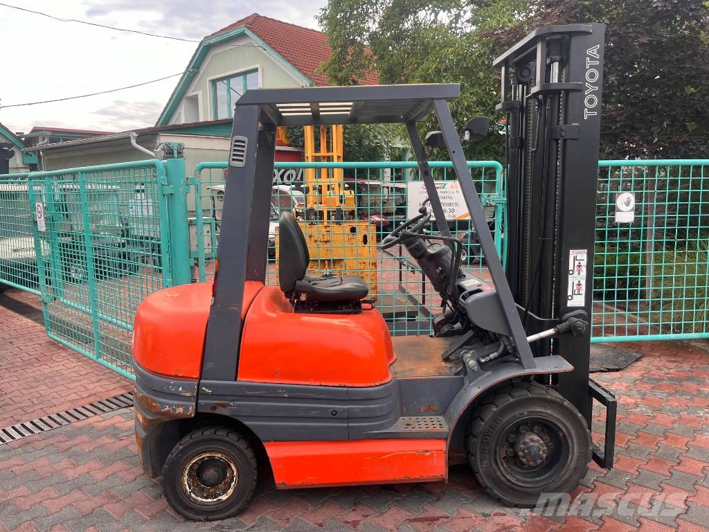 Toyota 6 FD 25 V-2929 OB شاحنات الديزل
