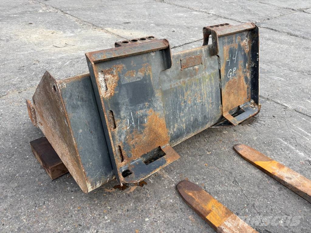 Bobcat S 70 bucket and forks Kompaktlader