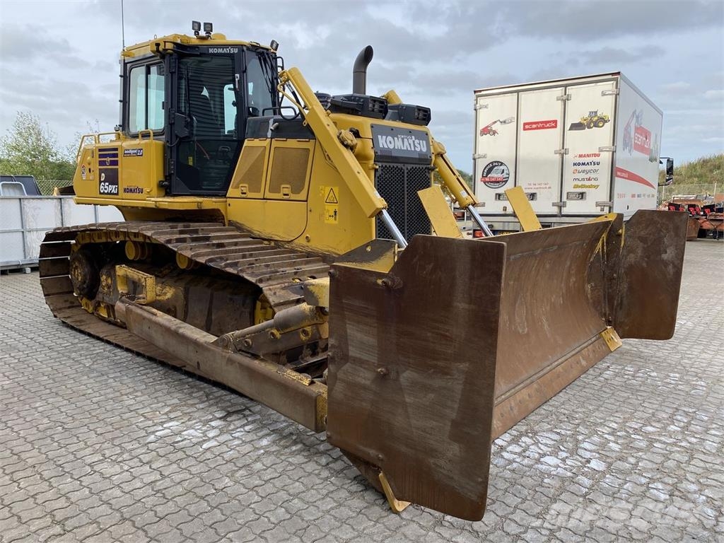 Komatsu D65PXI-18EO Buldozer sobre oruga