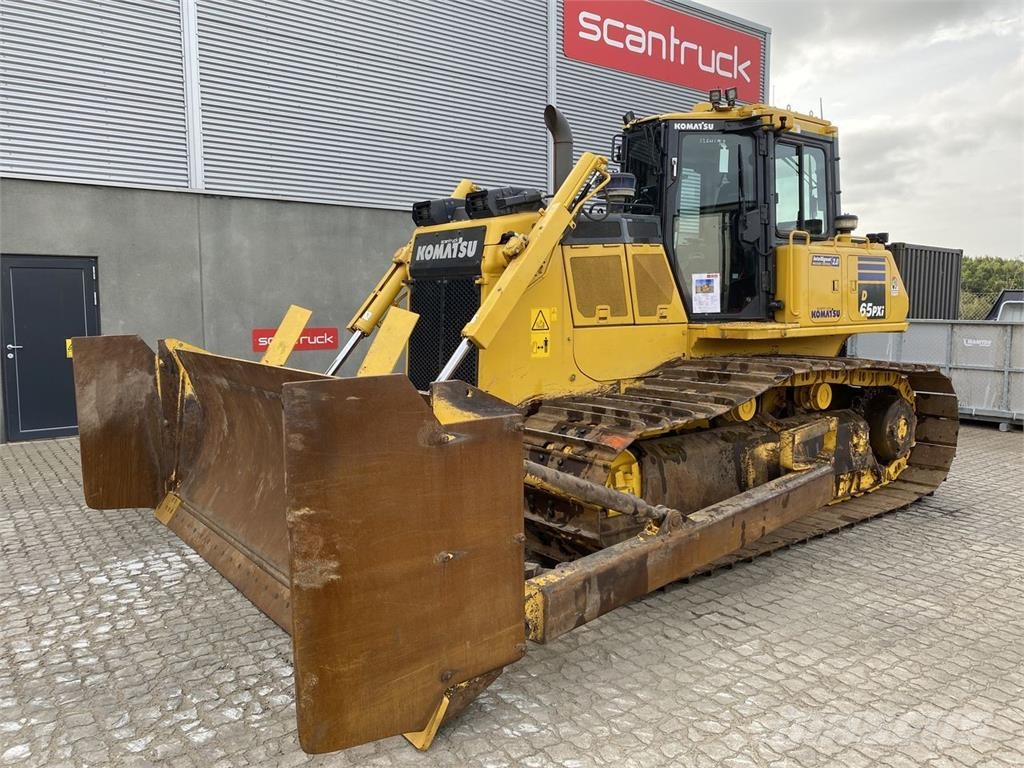 Komatsu D65PXI-18EO Buldozer sobre oruga