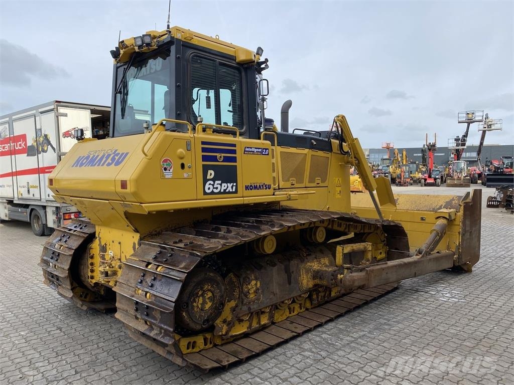 Komatsu D65PXI-18EO Buldozer sobre oruga