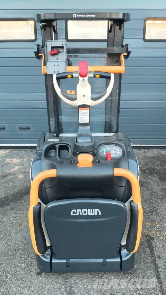 Crown DT3040 Pinontavaunu perusnostolla Samohybné vozíky