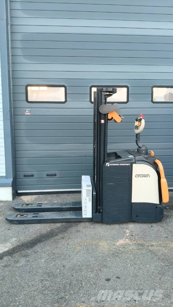 Crown DT3040 Pinontavaunu perusnostolla Samohybné vozíky