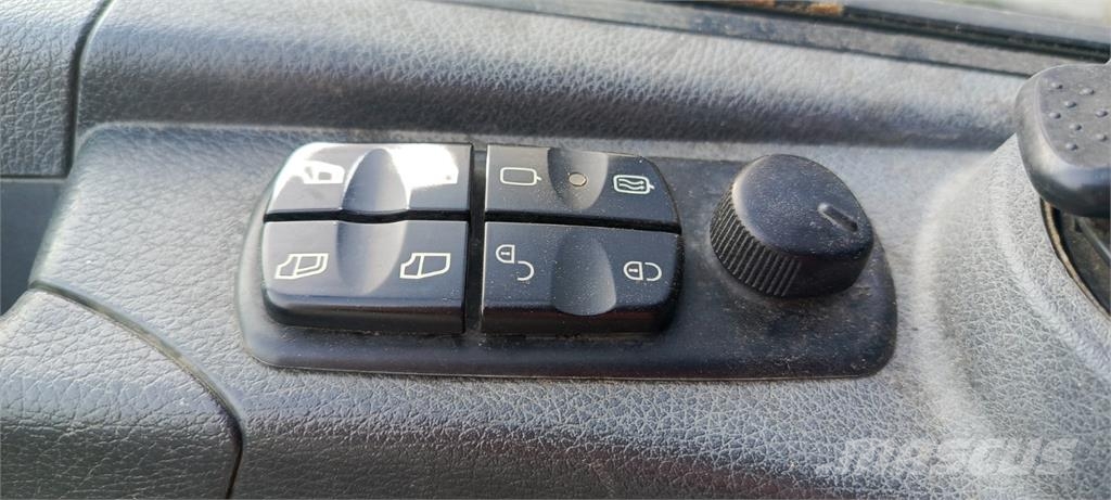 Mercedes-Benz ATEGO 1226 AF Camiones con caja de remolque