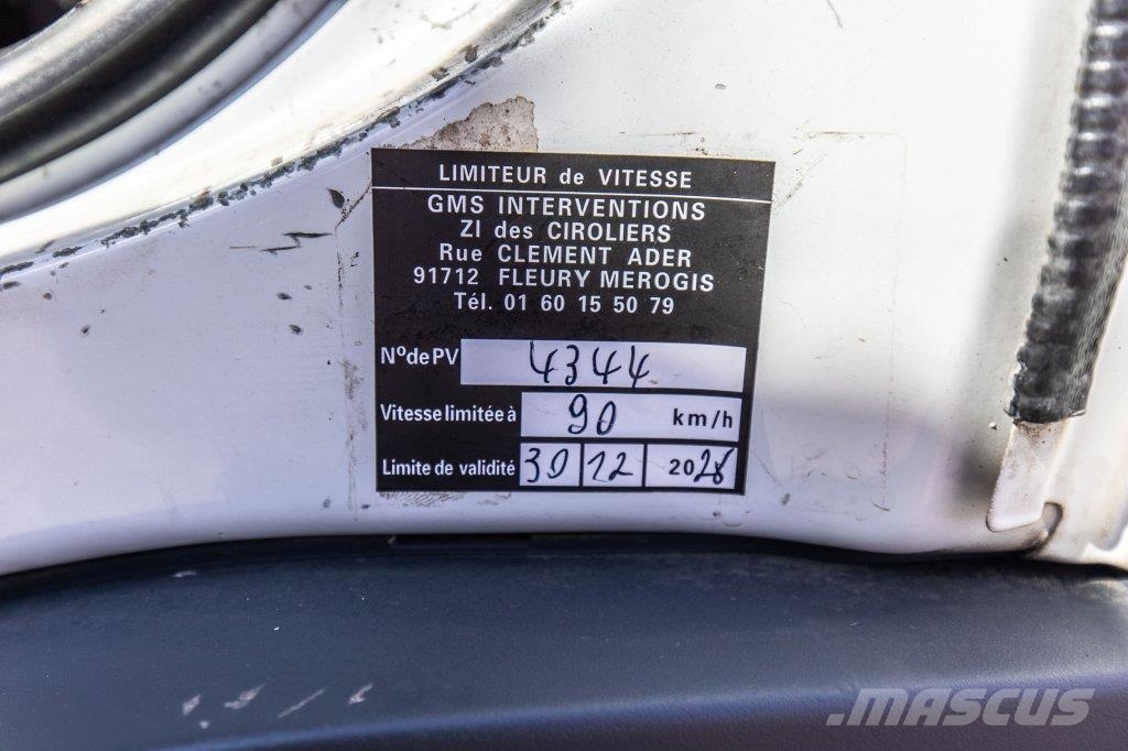 Renault D16 240 DXI Nákladné vozidlá s bočnou zhrnovacou plachtou