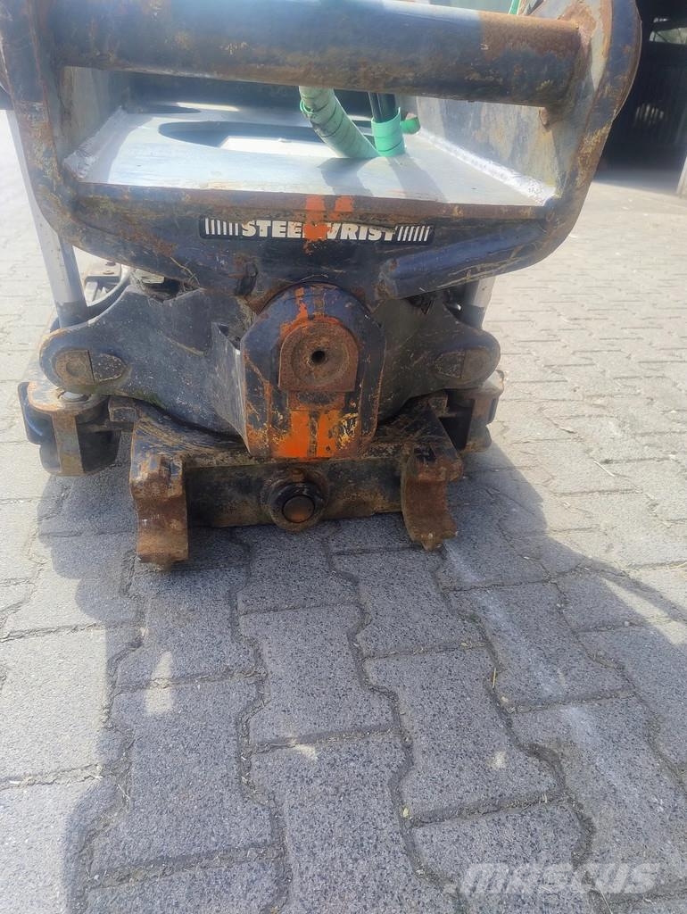 Steelwrist Draaikantelstuk s70-s70 en een snelwissel Rotators