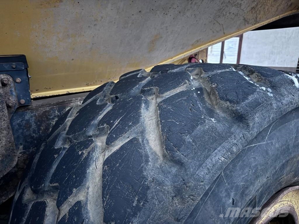 Komatsu HM 300-3 Zglobni demperi