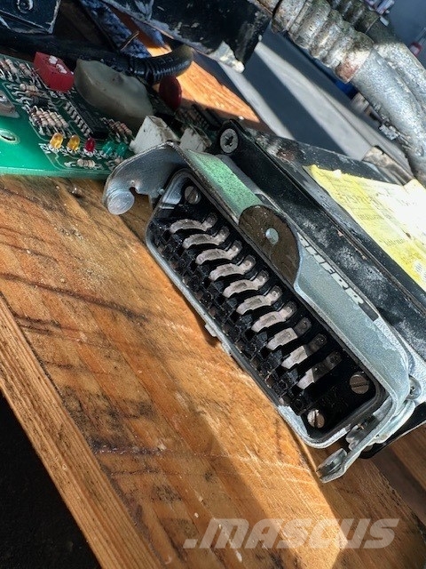 Liebherr R 942 ELEKTRONIKA 電子設備